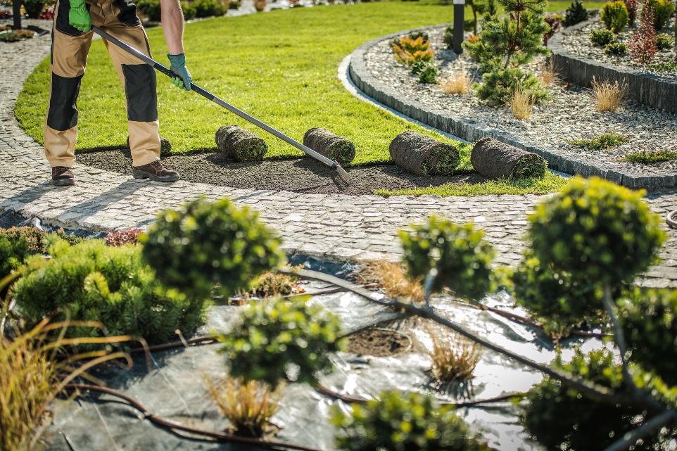 Tuinman die grasmatten aanlegt